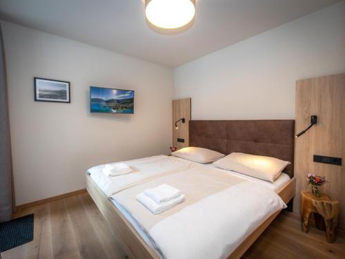 ein Schlafzimmer mit einem großen Bett mit zwei Handtüchern darauf in der Unterkunft Apartment Top1 by Interhome in Zell am See