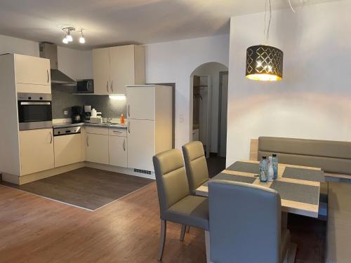een keuken en eetkamer met een tafel en stoelen bij Apartment Apartement Linda by Interhome in Zell am See