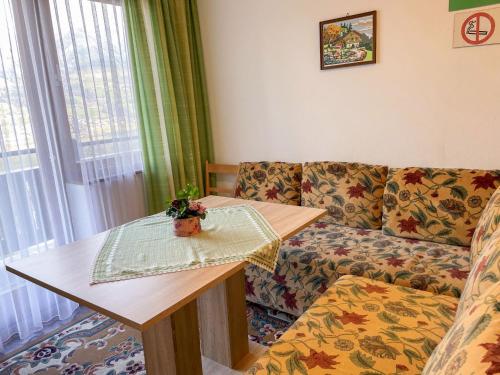 sala de estar con sofá y mesa en Apartment Oberberghof by Interhome, en Uttendorf