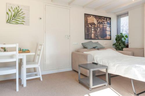 - une chambre avec un lit, un bureau et une table dans l'établissement Front room in Villa near Centre and TUe, à Eindhoven