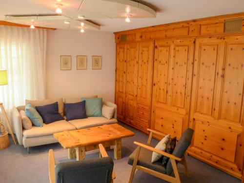 - un salon avec un canapé et une table dans l'établissement Apartment Oasis by Interhome, à Zermatt