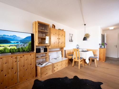Kuchyň nebo kuchyňský kout v ubytování Apartment Chesa Corvatsch 211 - Champfer by Interhome