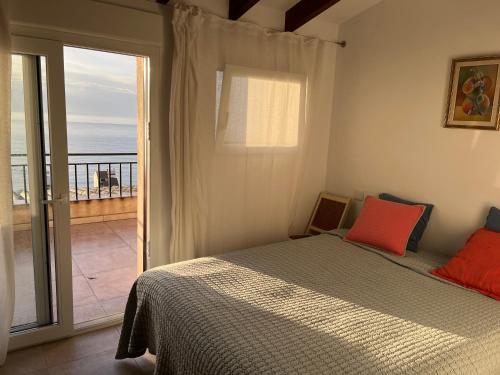 ein Schlafzimmer mit Bett und Blick auf das Meer in der Unterkunft Del Sol in Altea