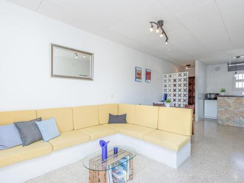 ein Wohnzimmer mit einem Sofa und einem Tisch in der Unterkunft Apartment Port Sotavent-10 by Interhome in Empuriabrava