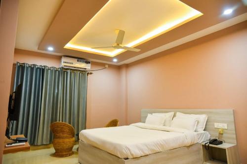 een slaapkamer met een bed en een plafondventilator bij SILVER REGENCY in Guwahati
