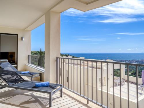 Un balcón o terraza de Apartment Top of Marbella- peace and seaviews
