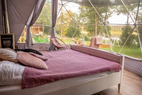 Posteľ alebo postele v izbe v ubytovaní Niezwykła Cisza Glamping & Sauna