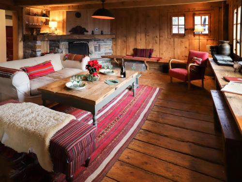 ein Wohnzimmer mit einem Sofa und einem Tisch in der Unterkunft Chalet Chalet Pierre Fleur by Interhome in Gryon