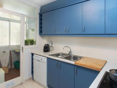 Kuchyňa alebo kuchynka v ubytovaní Apartment Ramon Muntaner by Interhome