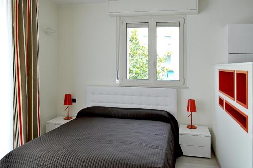 a bedroom with a bed and a window at BB Hotels Aparthotel Bicocca in Milan