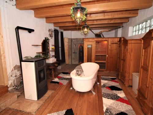 een badkamer met een bad en een fornuis bij Holiday Home Move on Ranch by Interhome in Neustift bei Güssing