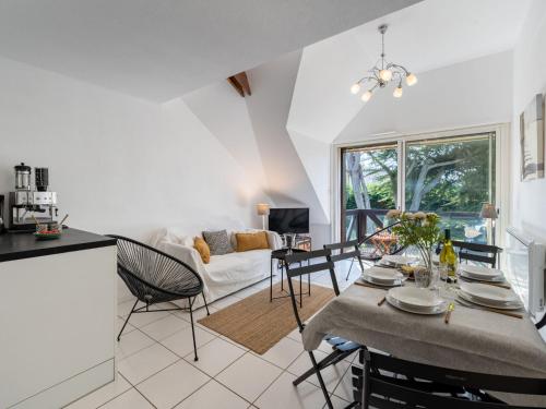 une cuisine et un salon avec une table et des chaises dans l'établissement Apartment Clair de lune-1 by Interhome, à Carnac
