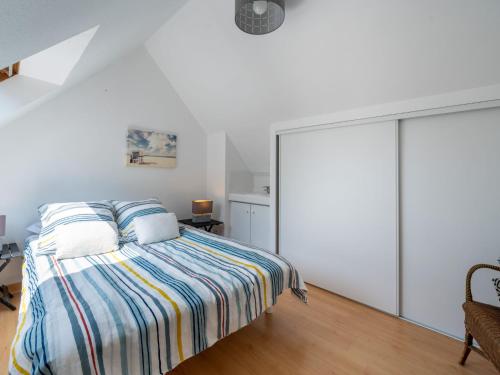 une chambre avec un lit et une porte coulissante en verre dans l'établissement Apartment Clair de lune-1 by Interhome, à Carnac