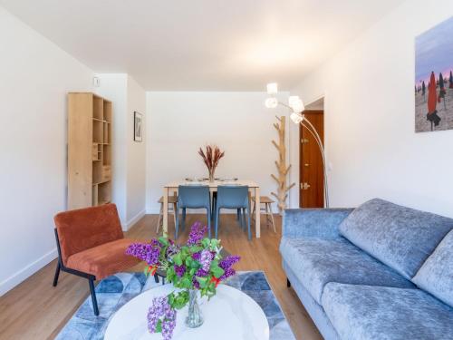 - un salon avec un canapé et une table dans l'établissement Apartment Le Carol Park by Interhome, à Deauville