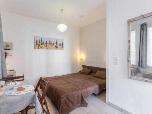 une chambre avec un lit, une table et une fenêtre dans l'établissement Studio Mignonnette by Interhome, à Trouville-sur-Mer