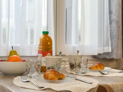 - une table avec des croissants et un bol de fruits dans l'établissement Studio Mignonnette by Interhome, à Trouville-sur-Mer