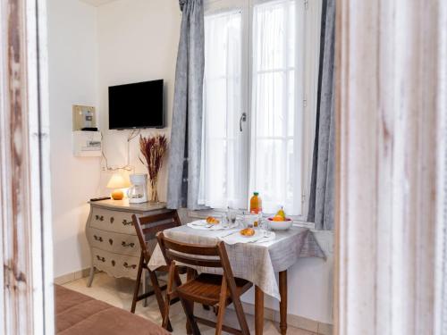 une salle à manger avec une table et des chaises et une fenêtre dans l'établissement Studio Mignonnette by Interhome, à Trouville-sur-Mer