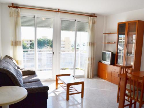 una sala de estar con un sofá y una mesa en Apartment Aldea Park by Interhome, en Sant Carles de la Ràpita