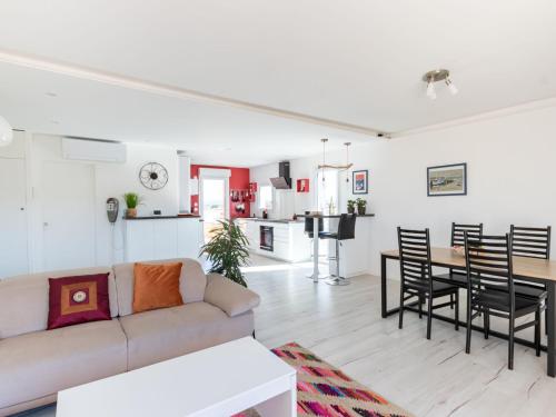 una sala de estar con un sofá y una mesa en Apartment Les Roches Bleues-1 by Interhome, en Le Pradet