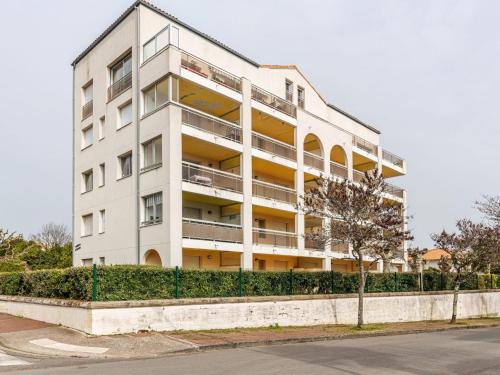 un immeuble d'appartements au bord d'une rue dans l'établissement Apartment Le Garden by Interhome, à Royan