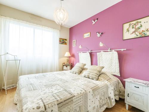 - une chambre avec des murs violets et un lit blanc dans l'établissement Apartment Le Garden by Interhome, à Royan