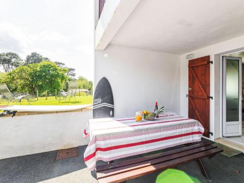 Cette chambre dispose d'une table et d'un balcon avec une fenêtre. dans l'établissement Apartment Jardins de Maignon by Interhome, à Anglet