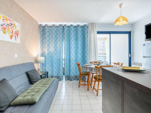 un salon avec un canapé et une salle à manger dans l'établissement Apartment Le Casino by Interhome, à Canet