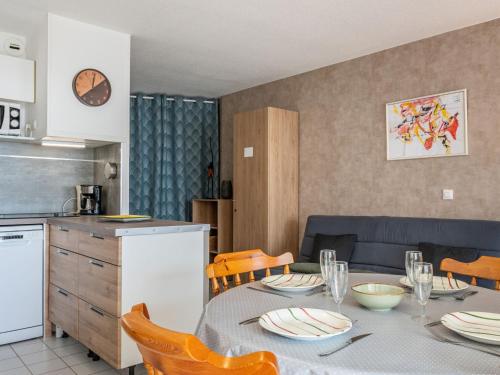 une cuisine avec une table avec des chaises et une salle à manger dans l'établissement Apartment Le Casino by Interhome, à Canet