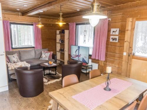 uma sala de estar com uma mesa e um sofá em Holiday Home Old logger's house by Interhome em Salla