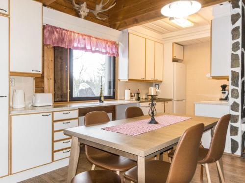 eine Küche mit Tisch und Stühlen in einem Zimmer in der Unterkunft Holiday Home Old logger's house by Interhome in Salla