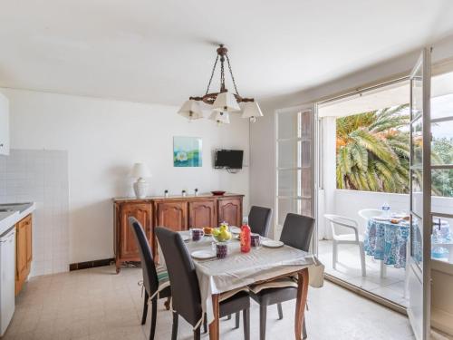 une cuisine et une salle à manger avec une table et des chaises dans l'établissement Apartment Super Plage-6 by Interhome, à Saint-Cyr-sur-Mer