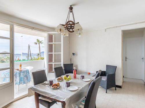 une salle à manger avec une table et des chaises dans l'établissement Apartment Super Plage-6 by Interhome, à Saint-Cyr-sur-Mer