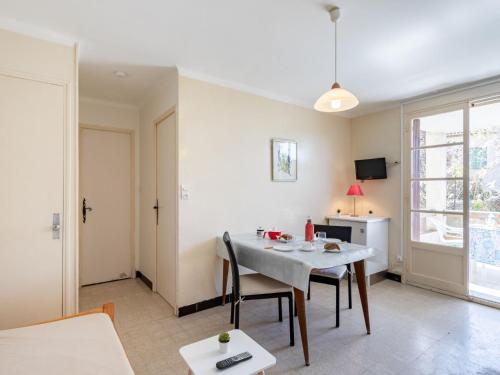 un salon avec une table et des chaises blanches dans l'établissement Apartment Super Plage-3 by Interhome, à Saint-Cyr-sur-Mer