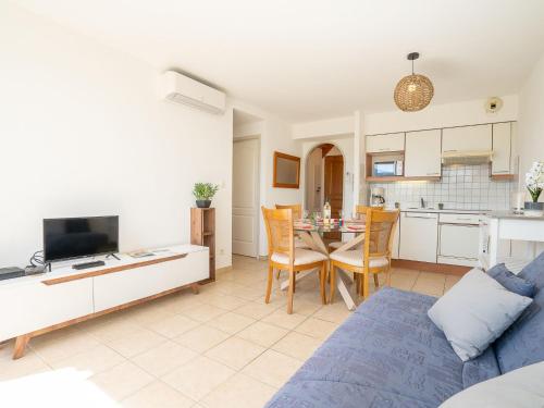 un salon avec un canapé et une table dans l'établissement Apartment Les Embruns-16 by Interhome, à Saint-Cyprien
