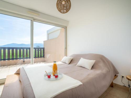 une chambre avec un lit et une grande fenêtre dans l'établissement Apartment Les Embruns-16 by Interhome, à Saint-Cyprien