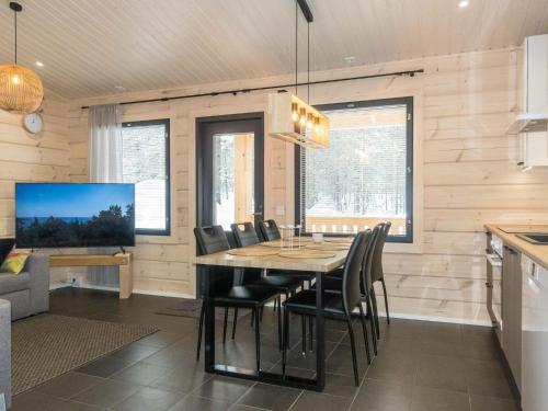 eine Küche und ein Esszimmer mit einem Tisch und Stühlen in der Unterkunft Holiday Home Pehtoori b by Interhome in Saariselkä