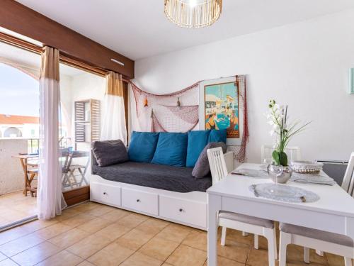 un salon avec un canapé et une table dans l'établissement Apartment Les Patios du Barcarès-3 by Interhome, au Barcarès