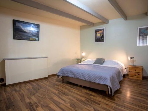 une chambre avec un lit et un parquet dans l'établissement Holiday Home Ty Coz by Interhome, à Pleurtuit