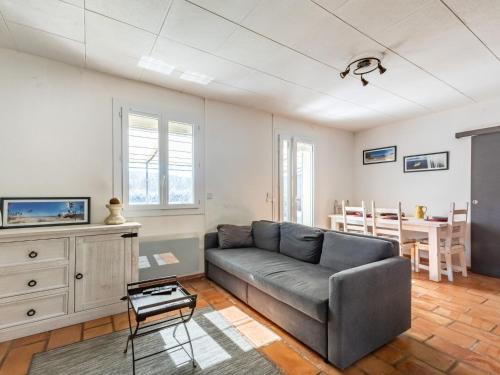 un salon avec un canapé et une table dans l'établissement Holiday Home La Campagne des Ocres by Interhome, à Rustrel