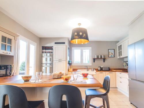 eine Küche mit einem Holztisch und Stühlen in der Unterkunft Holiday Home Villa Liliarty by Interhome in Carcès