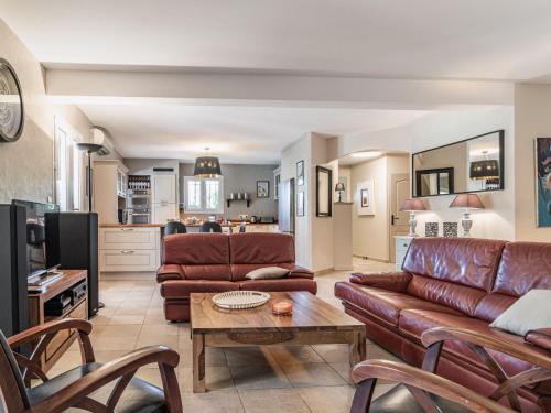 un salon avec un canapé et une table dans l'établissement Holiday Home Villa Liliarty by Interhome, à Carcès