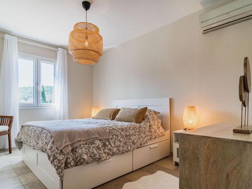une chambre blanche avec un lit et une fenêtre dans l'établissement Holiday Home Villa Liliarty by Interhome, à Carcès