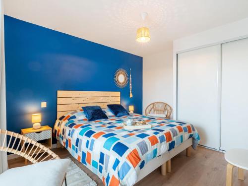 a bedroom with a bed with a blue wall at Apartment Résidence Coté Baie by Interhome in Saint-Pierre-Quiberon