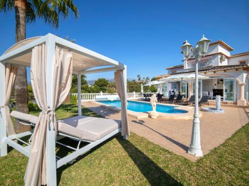 Bazén v ubytování Villa Septimo Cielo by Interhome nebo v jeho okolí