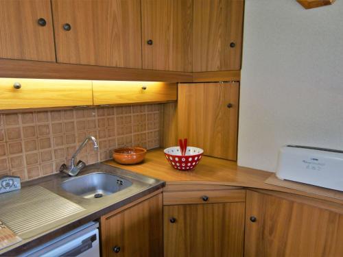 een keuken met een spoelbak en een aanrechtblad bij Apartment Alpen Roc by Interhome in Chamonix-Mont-Blanc