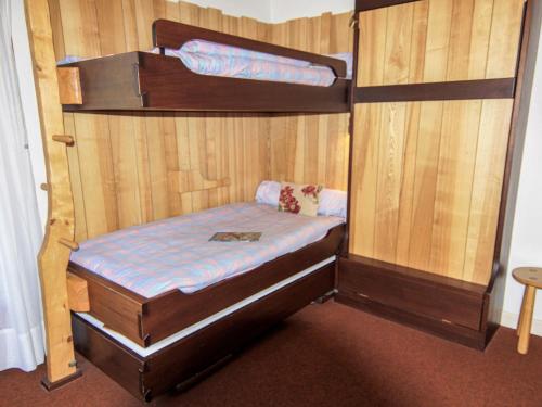 een paar stapelbedden in een kamer bij Apartment Alpen Roc by Interhome in Chamonix-Mont-Blanc