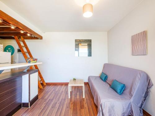 un salon avec un canapé et une table dans l'établissement Studio Les Balcons de la Méditerranée-36 by Interhome, à Narbonne-Plage