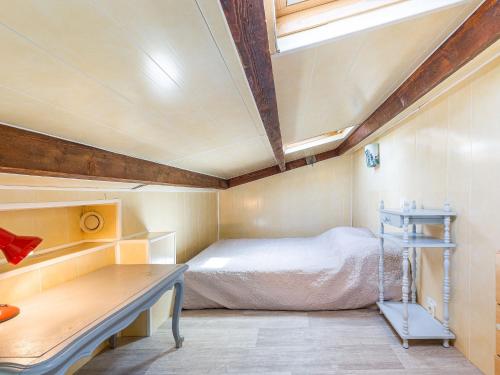 une petite chambre avec un lit et un bureau dans l'établissement Studio Les Balcons de la Méditerranée-36 by Interhome, à Narbonne-Plage