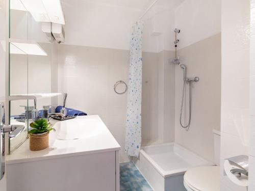une salle de bain blanche avec un lavabo et une douche dans l'établissement Apartment L'Espelido-5 by Interhome, à Saint-Aygulf