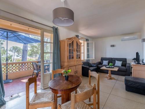 un salon avec une table et un canapé dans l'établissement Holiday Home Marysol by Interhome, aux Issambres